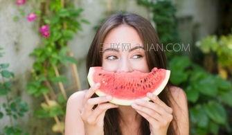 小朋友夏日吃瓜视频,小朋友欢乐吃瓜瞬间回顾