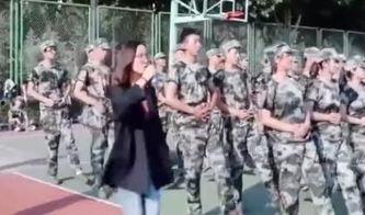 军训新生跳舞吃瓜视频,校园生活趣味横生瞬间