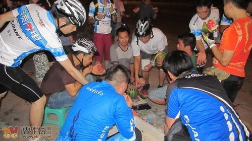 骑电车吃瓜视频,短视频里的城市生活趣味